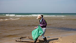 Meses de operações de limpeza na costa de Israel após derrame de petróleo