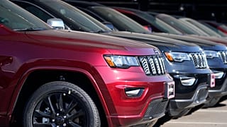Стоянка непроданных джипов Grand Cherokee в Колорадо