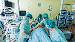 وحدة العناية المركزة في مستشفى الجامعة في بون، ألمانيا