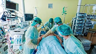 وحدة العناية المركزة في مستشفى الجامعة في بون، ألمانيا