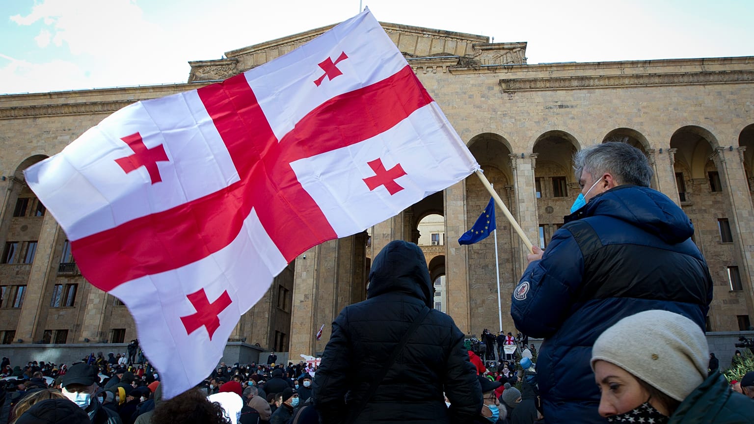 Manifestantes proeuropeos ante el Parlamento de Georgia. 