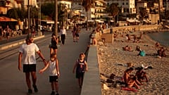 Touristen und Einheimische am Strand von Sóller, Mallorca, Spanien, 29.07.2020