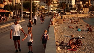 Touristen und Einheimische am Strand von Sóller, Mallorca, Spanien, 29.07.2020