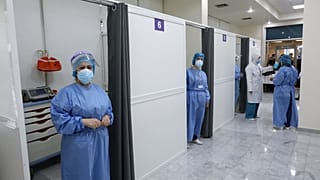 مستشفى رفيق الحريري في العاصمة بيروت، 14 فبراير 2021، حيث بدأت البلاد حملتها للتلقيح
