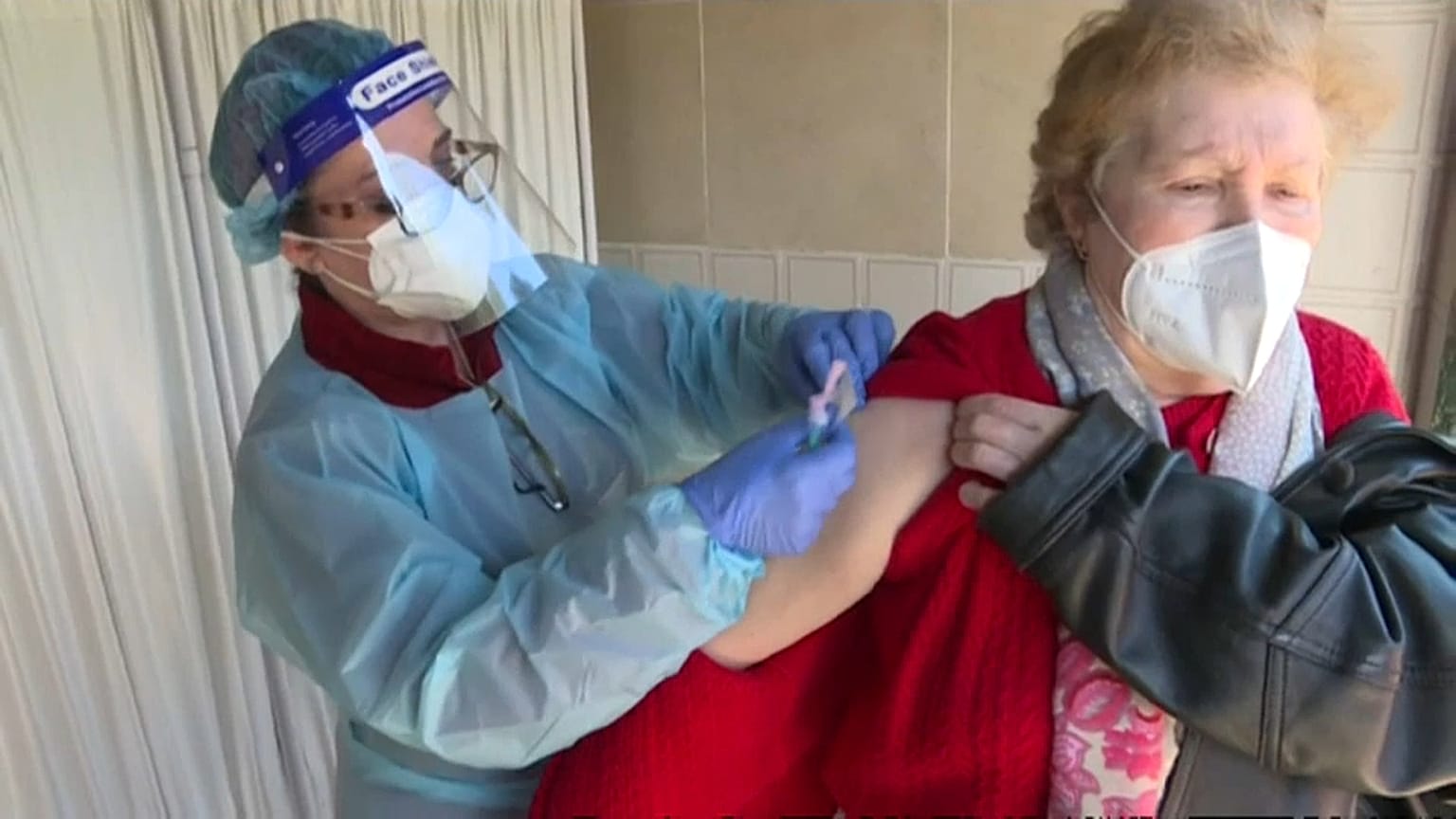 Una mujer es vacunada contra la COVID-19