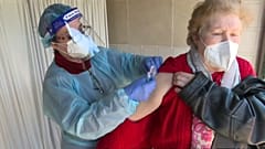 Una mujer es vacunada contra la COVID-19