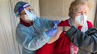 Una mujer es vacunada contra la COVID-19