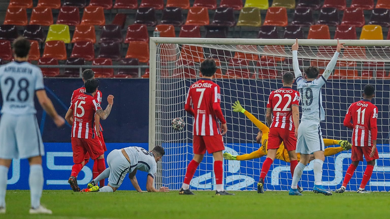 João Félix (camisola 7) asssiste de longe à festa do golo de Giroud