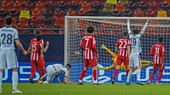 João Félix (camisola 7) asssiste de longe à festa do golo de Giroud