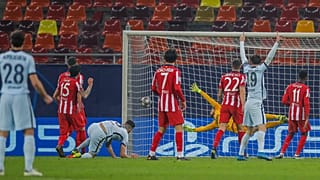 João Félix (camisola 7) asssiste de longe à festa do golo de Giroud