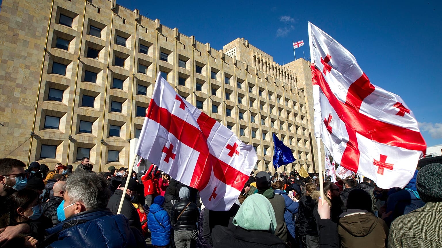 Proteste a Tbilisi dopo l'arresto del leader dell'opposizione Nika Melia