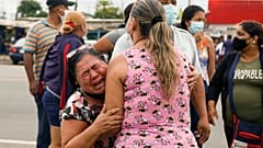 Familiares de presos muestran su dolor a las puertas del centro penintenciario de Guayaquil.