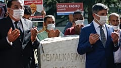 أصدقاء جمال خاشقجي يتلون الفاتحة بجانب نصب تذكاري قريب من القنصلية السعودية في اسطنبول في الذكرى الثانية لوفاته. 2020/10/02