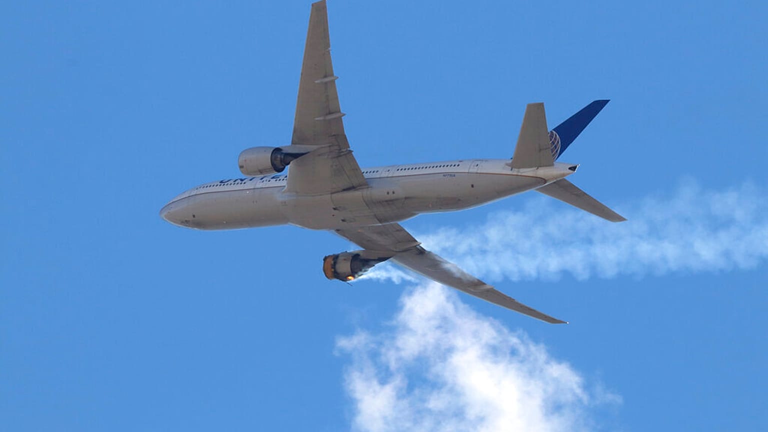 Το αεροσκάφος της United Airlines Flight 328 καθώς πλησίαζε στο Δ. Αεροδρόμιο του Ντένβερ