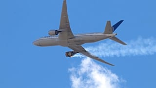 Το αεροσκάφος της United Airlines Flight 328 καθώς πλησίαζε στο Δ. Αεροδρόμιο του Ντένβερ