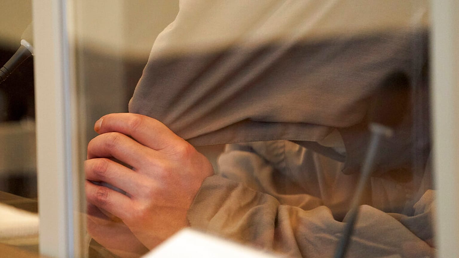 Einer der Angeklagten, Eyad A. (43), sitzt auf der Richterbank des OLG Koblenz, 23.04.2020