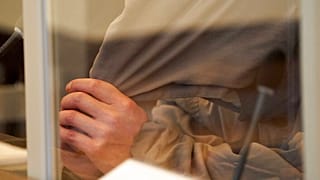 Einer der Angeklagten, Eyad A. (43), sitzt auf der Richterbank des OLG Koblenz, 23.04.2020