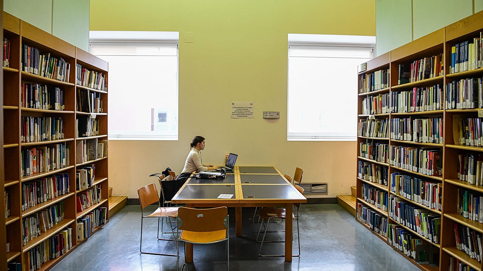 Una studentessa in una biblioteca dell'Università Milano-Bicocca nel marzo scorso
