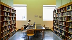 Una studentessa in una biblioteca dell'Università Milano-Bicocca nel marzo scorso
