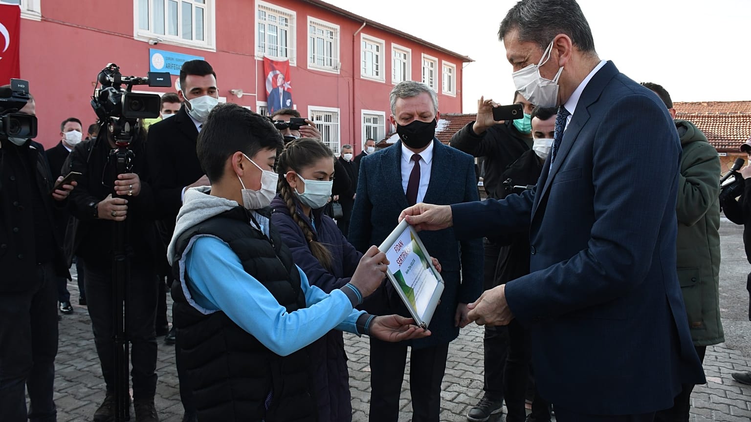 Milli Eğitim Bakanı Ziya Selçuk, Çorum’un Sungurlu ilçesine bağlı Arifegazili köyündeki Arifegazili İlkokulu’nu ziyaret etti.