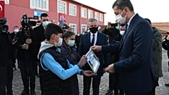 Milli Eğitim Bakanı Ziya Selçuk, Çorum’un Sungurlu ilçesine bağlı Arifegazili köyündeki Arifegazili İlkokulu’nu ziyaret etti.