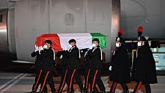 ضباط الشرطة الإيطالية يحملون تابوت السفير الإيطالي المقتول في الكنونغو لوكا أتاناسيو