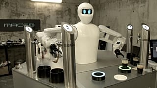 COVID и перемены: роботы наливают пиво в Севилье