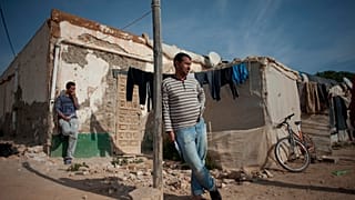 Un bracciante agricolo nella baraccopoli Casa Vieja di Nijar, tra le serre d'Almeria (foto d'archivio del 2016)