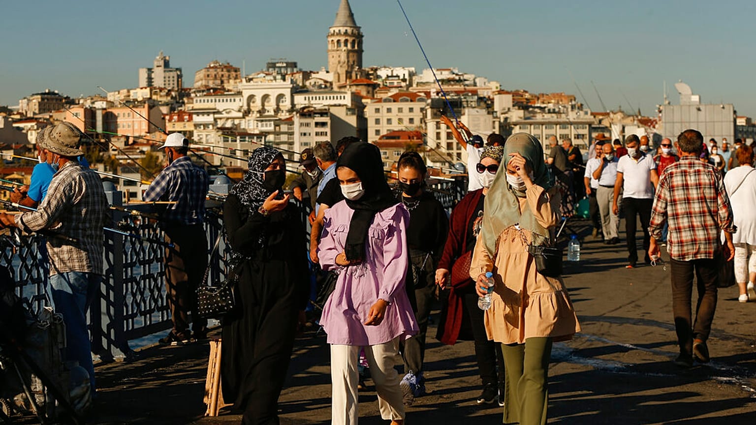 İstanbul, Galata Körüsü üzerinden bir kare.