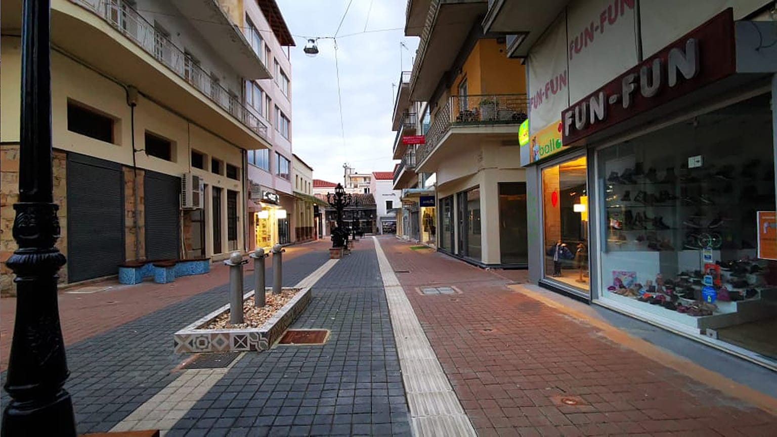 Άδειοι δρόμοι, κλειστά καταστήματα