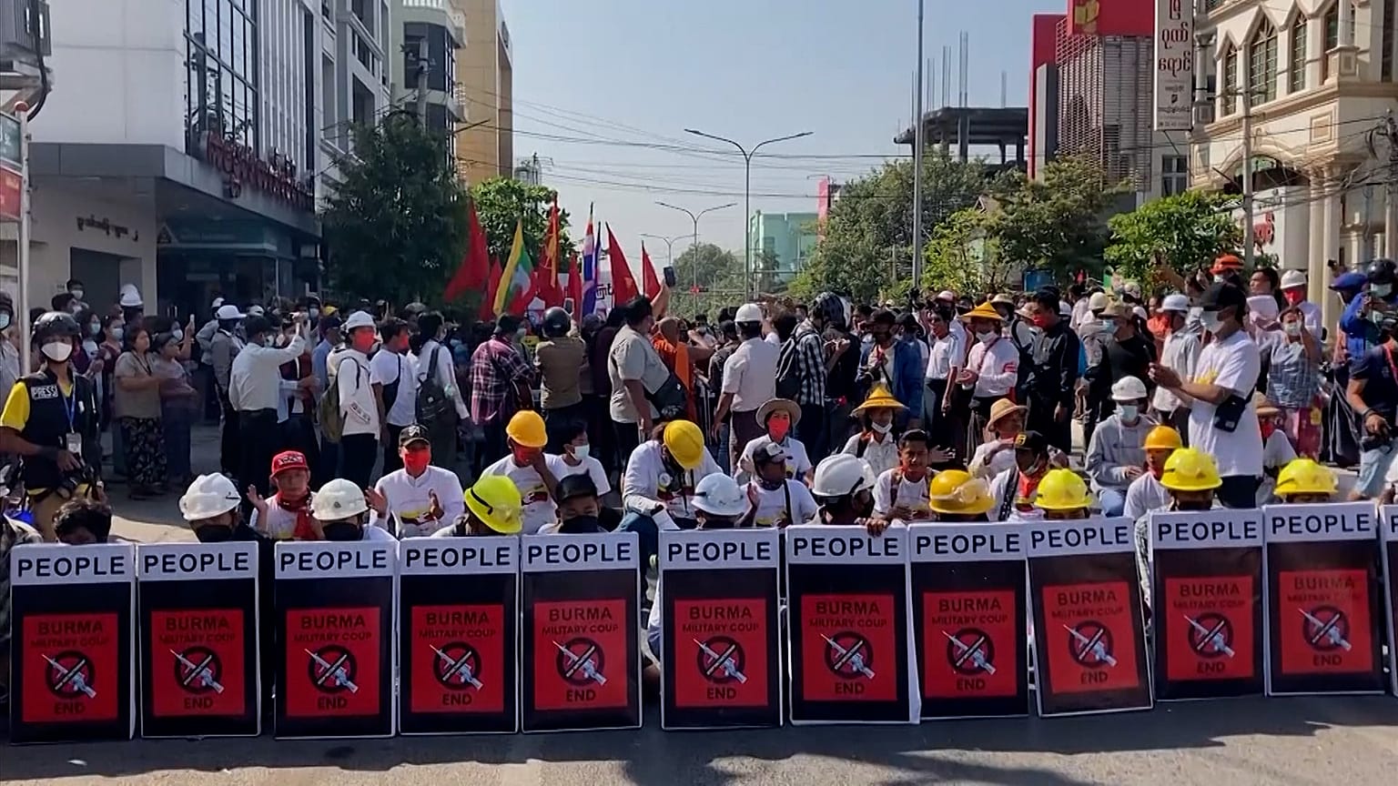  ویدئو؛ پلیس میانمار راه معترضان کودتا در شهر ماندالی را مسدود کرد