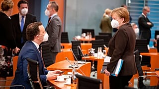Bundeskanzlerin Angela Merkel spricht mit dem deutschen Gesundheitsminister Jens Spahn, bei der wöchentlichen Kabinettssitzung im Kanzleramt in Berlin, 24.01.2021
