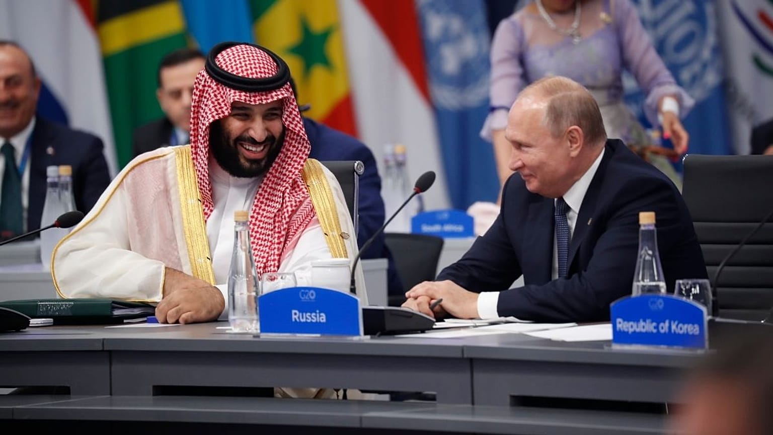 ولادیمیر پوتین، رئیس جمهوری روسیه(راست) و محمد بن سلمان، ولیعهد سعودی