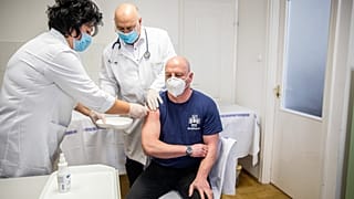 A kínai Sinopharm koronavírus elleni vakcinájával oltják be Pető Zoltánt a szegedi Járványügyi Ellátó Központ igazgatóját az oltópontban
