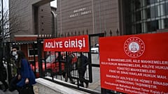 مبنى محكمة باكيركوي في اسطنبول، خلال محاكمة حكم ضد أربعة طيارين ومضيفين ومسؤول طيران خاص متهم بتهريب رئيس شركة نيسان موتور السابق كارلوس غصن.