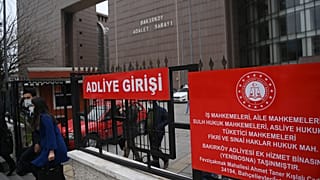 مبنى محكمة باكيركوي في اسطنبول، خلال محاكمة حكم ضد أربعة طيارين ومضيفين ومسؤول طيران خاص متهم بتهريب رئيس شركة نيسان موتور السابق كارلوس غصن.