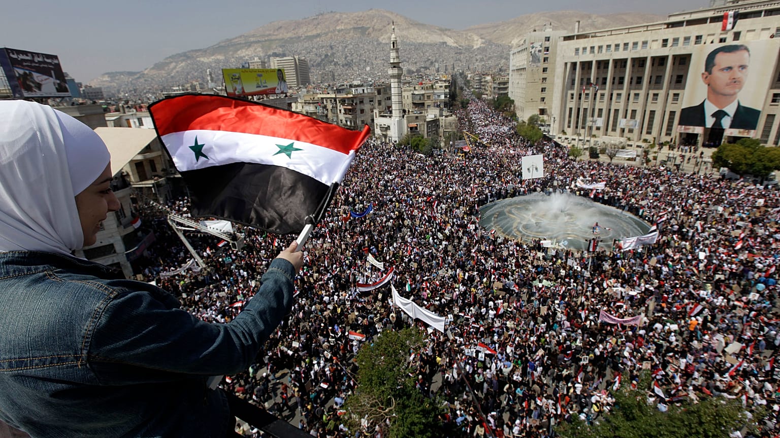 صورة لمتظاهرين موالين للنظام في دمشق مع بداية الثورة السورية في 2011