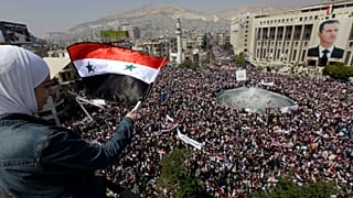 صورة لمتظاهرين موالين للنظام في دمشق مع بداية الثورة السورية في 2011