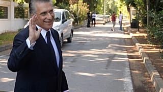 نبيل القروي أمام منزله في تونس بعد يوم من إطلاق سراحه من السجن. 2019/10/10