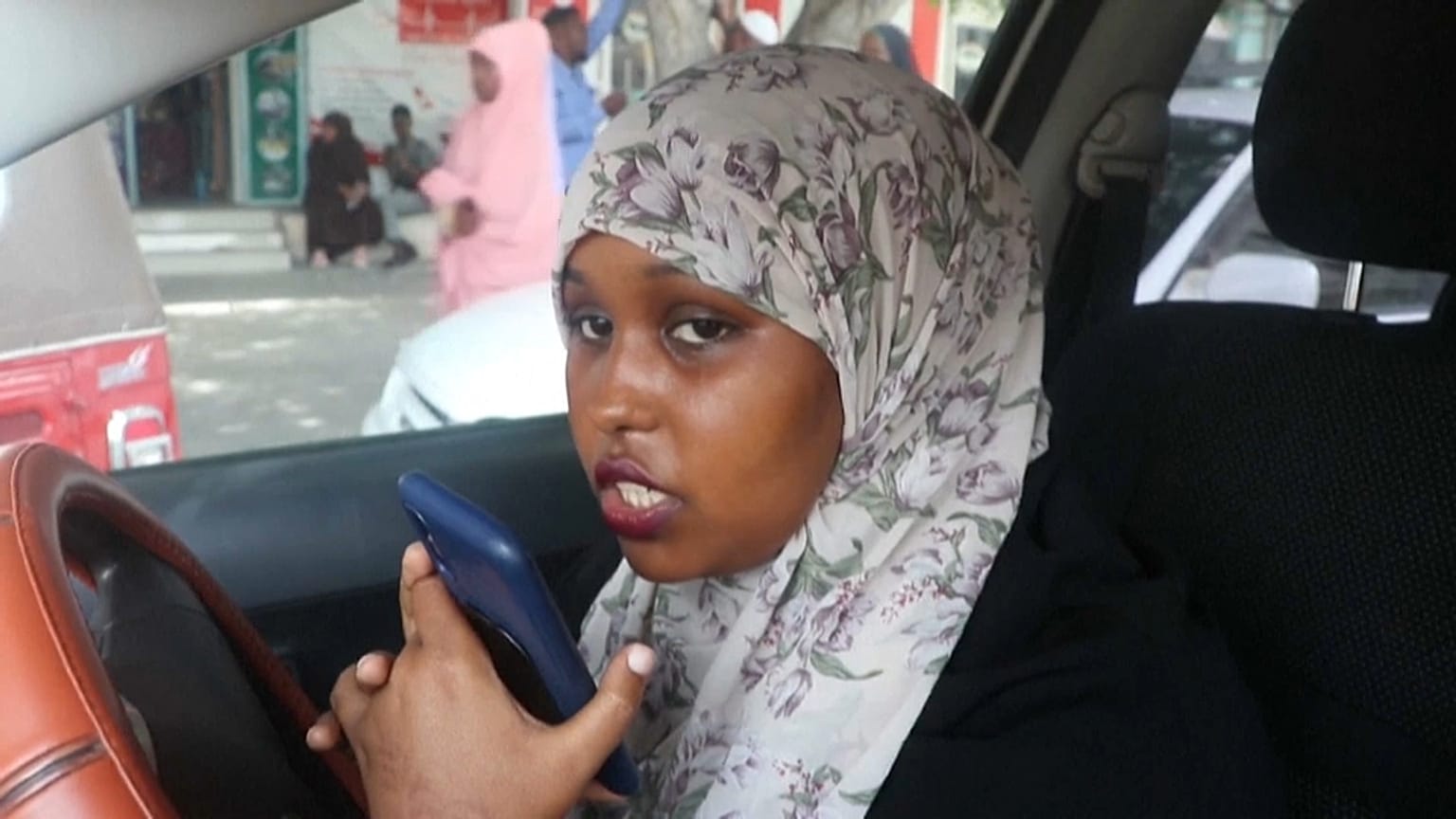 سائقة سيارة الأجرة تتحدي المفاهيم الذكورية المتجذرة في المجتمع الصومالي
