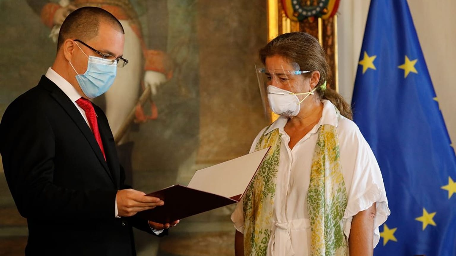 Jorge Arreaza entrega a la embajadora de la UE, Isabel Brilhante, la declaración de persona non grata