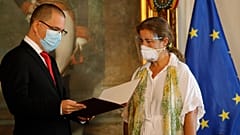 Jorge Arreaza entrega a la embajadora de la UE, Isabel Brilhante, la declaración de persona non grata