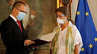 Jorge Arreaza entrega a la embajadora de la UE, Isabel Brilhante, la declaración de persona non grata