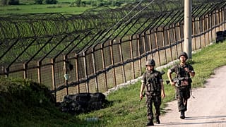 Güney Kore ile Kuzey Kore sınırının Güney tarafından devriye gezen askerler