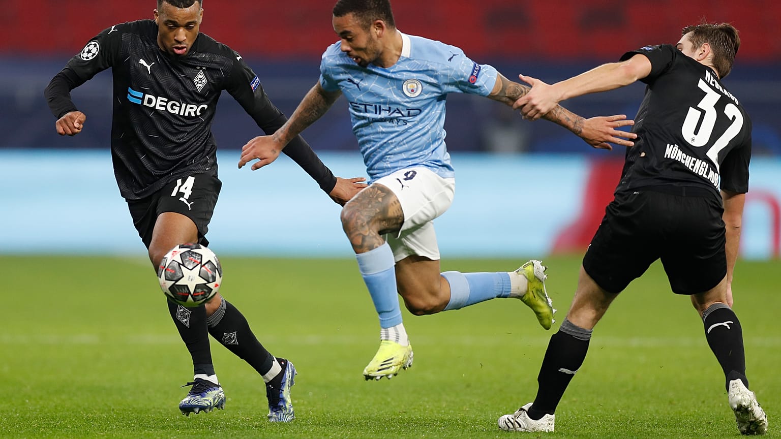 Torschütze Gabriel Jesus lässt gleich zwei Fohlen stehen und zieht davon 