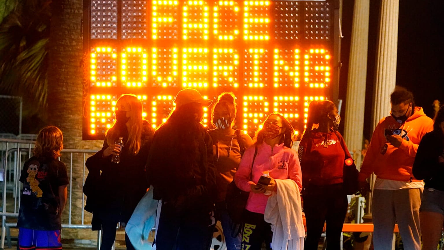 California'da kamu spotlarında maske mesajı