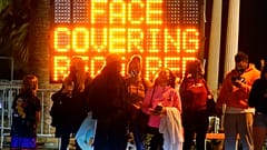 California'da kamu spotlarında maske mesajı