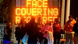 California'da kamu spotlarında maske mesajı