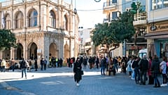 Πολίτες έξω από κέντρο rapid test στα Χανιά