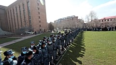 Полиция защищает здание правительства во время акции протеста в Ереване 23 февраля 2021